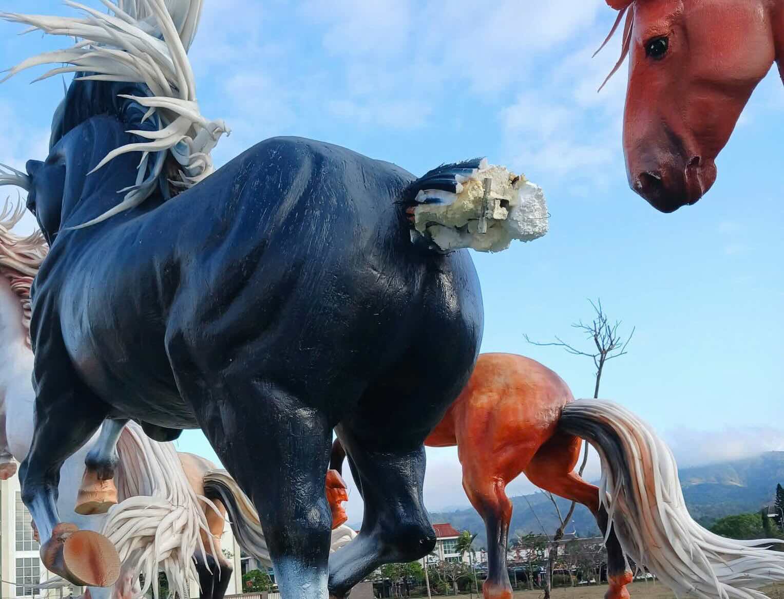 Tượng ngựa bị hỏng mất phần đuôi nghi do có hành vi phá hoại. Ảnh: Hàn Nguyên