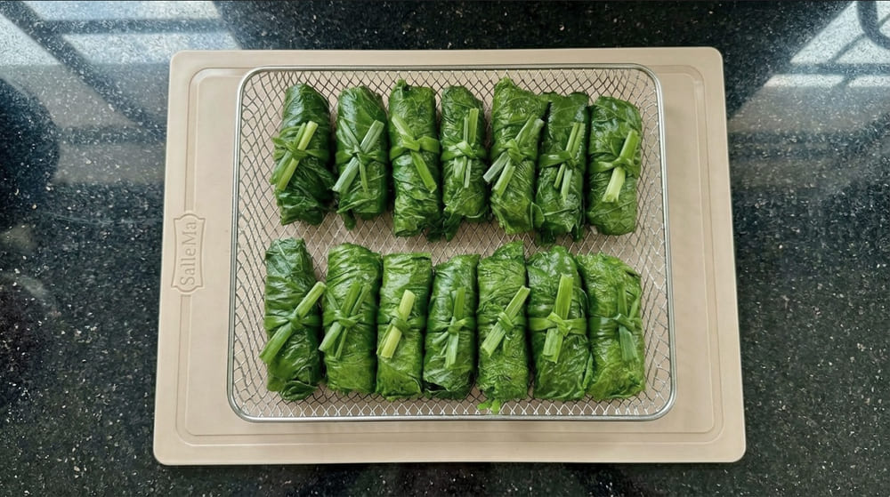 How to make simple and delicious steamed cabbage meat rolls for a busy dinner. Photo: Tuan Dat