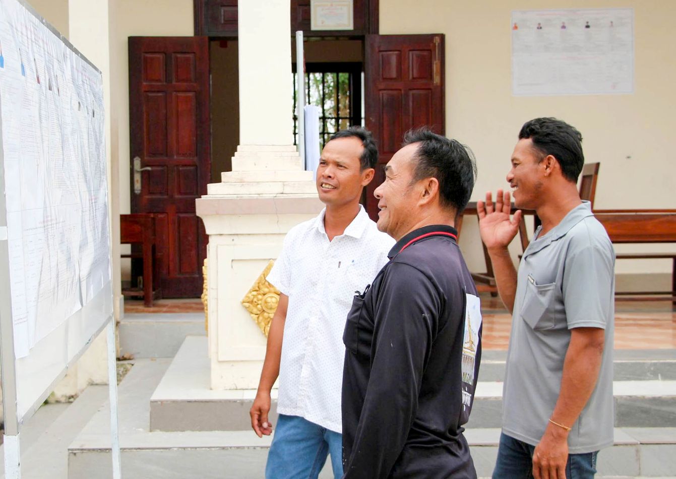 Điểm bỏ phiếu tại chùa trong khu dân cư tạo thuận lợi cho cử tri tham gia bầu cử. Ảnh: Phương Anh