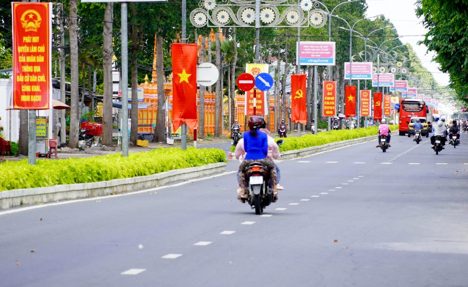 Băng rôn, khẩu hiệu tuyên truyền bầu cử được treo dọc các tuyến đường Trần Hưng Đạo khu vực Sóc Trăng cũ. Ảnh: Phương Anh