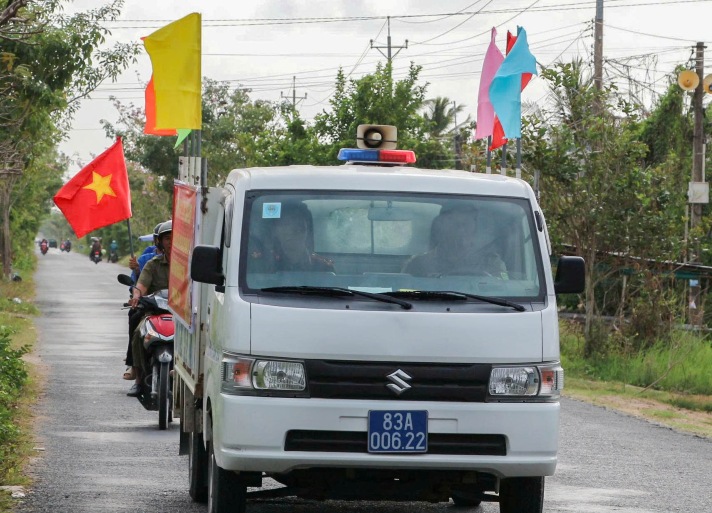 Xe tuyên truyền lưu động phát thông tin về bầu cử trên các tuyến đường ở xả Lai Hòa (TP Cần Thơ). Ảnh: Phương Anh