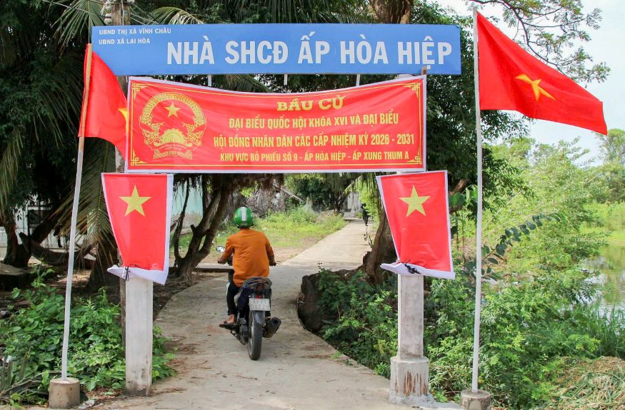 Không khí chuẩn bị bầu cử rộn ràng tại một phum sóc ở xã Lai Hòa (TP Cần Thơ). Ảnh: Phương Anh