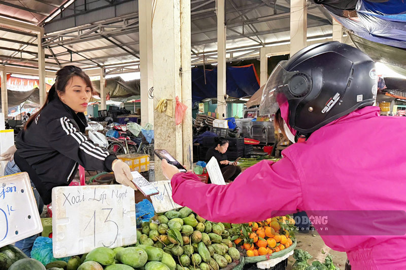 QR code payments are gradually becoming familiar in highland markets. Photo: Thu Hien