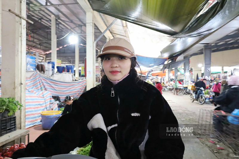 Theo chị Nguyễn Thanh Hương, thanh toán bằng mã QR tại chợ Bến Đò mang lại nhiều tiện lợi cho người đi chợ. Ảnh: Thu Hiền