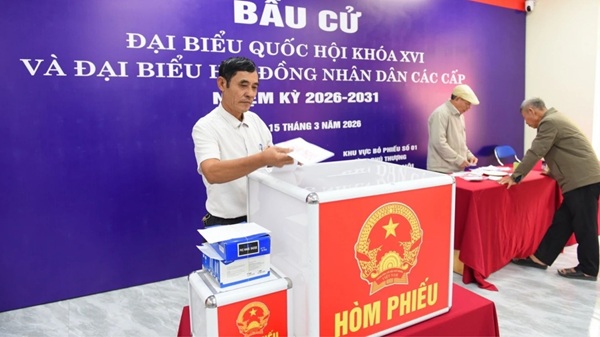 Công an Hà Nội bảo đảm an ninh tại từng điểm bỏ phiếu trước ngày bầu cử 15.3. Ảnh: Trọng Phú