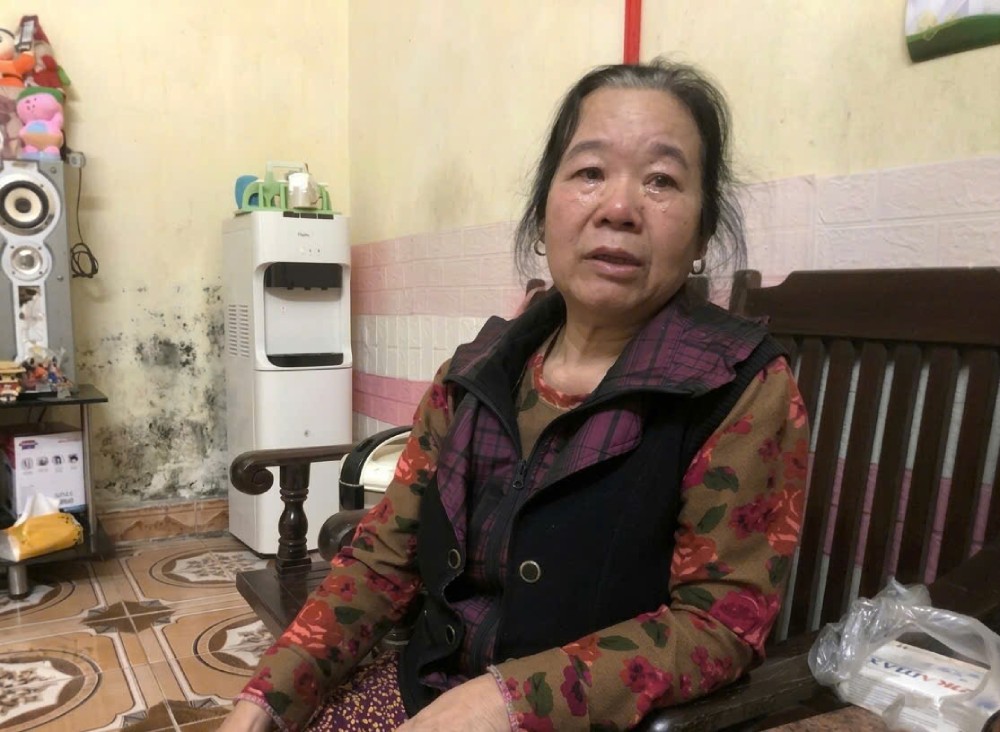 Lần nào nhắc đến con trai đã qua đời vì bạo bệnh, bà Son cũng khóc nức nở... Ảnh: Quỳnh Chi