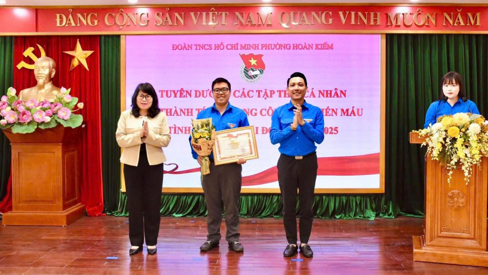 Anh Ngô Trọng Đức được Đoàn TNCS Hồ Chí Minh phường Hoàn Kiếm trao tặng Giấy khen vì đã có thành tích tốt trong phong trào hiến máu tình nguyện giai đoạn 2022-2025. Ảnh: NVCC