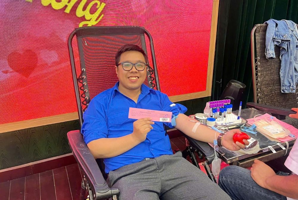 Mr. Ngo Trong Duc - Secretary of the Youth Union of Hang Bo 4 residential group (Hoan Kiem ward, Hanoi) contributes to spreading the value of compassion through humanitarian blood donation activities. Photo: NVCC