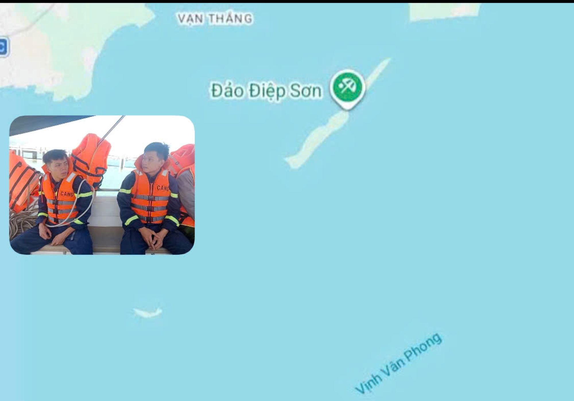 Khanh Hoa province's functional forces are mobilizing forces to search for the missing young man in the Van Phong Bay sea area. Photo: Hoang Anh