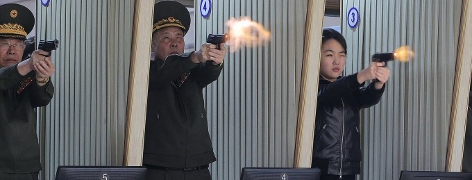 Con gái Chủ tịch Triều Tiên Kim Ju Ae bắn thử súng ngày 11.3. Ảnh: KCNA
