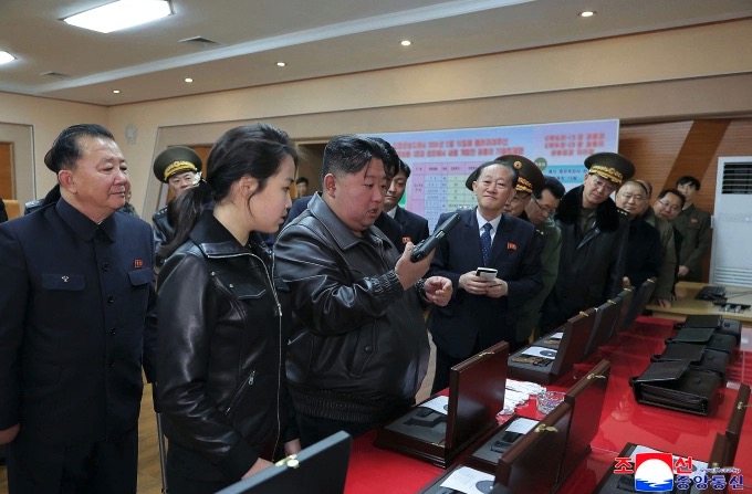 North Korean President Kim Jong Un and his daughter inspect the weapons factory on the 11th. 3. Photo: KCNA