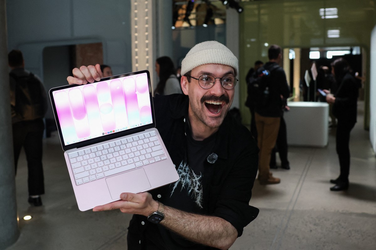 A user experiences the cheap Macbook Neo computer line at Apple's launch. Photo: AFP