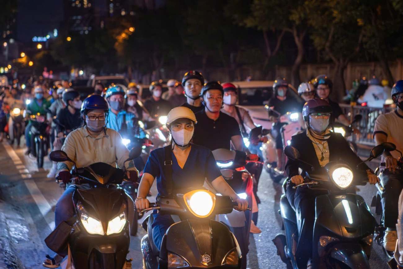   Khi chiều tối đến, áp lực giao thông lặp lại với mức độ ngột ngạt hơn khi dòng người tan tầm đổ dồn từ trung tâm về phía khu Nam. Ảnh: Thái Bảo