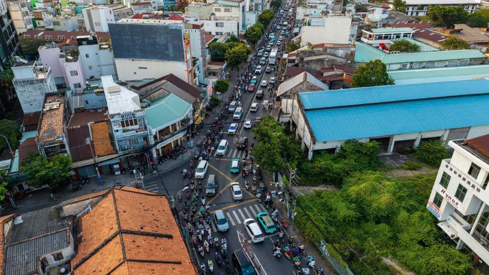 Kẹt xe trên trục chính lan sang các giao lộ lân cận như Hoàng Diệu, Tôn Đản. Nhiều xe máy đi lên vỉa hè hoặc chạy vào hẻm nhỏ để thoát tắc. Ảnh: Thái Bảo.