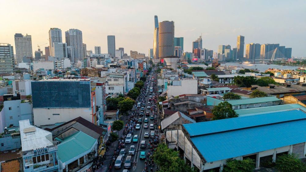  Đường Nguyễn Tất Thành dài 3km (qua các phường Xóm Chiếu, Vĩnh Hội, Khánh Hội) hiện gánh lượng xe vượt 140% công suất thiết kế. Ảnh: Anh Tú