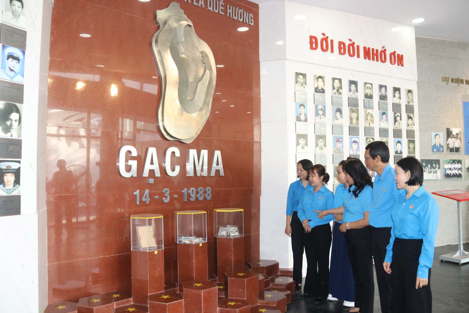 Các đại biểu cùng xem lại những dấu tích lịch sử xây dựng và bảo vệ đặc khu Trường Sa. Ảnh: Phương Linh