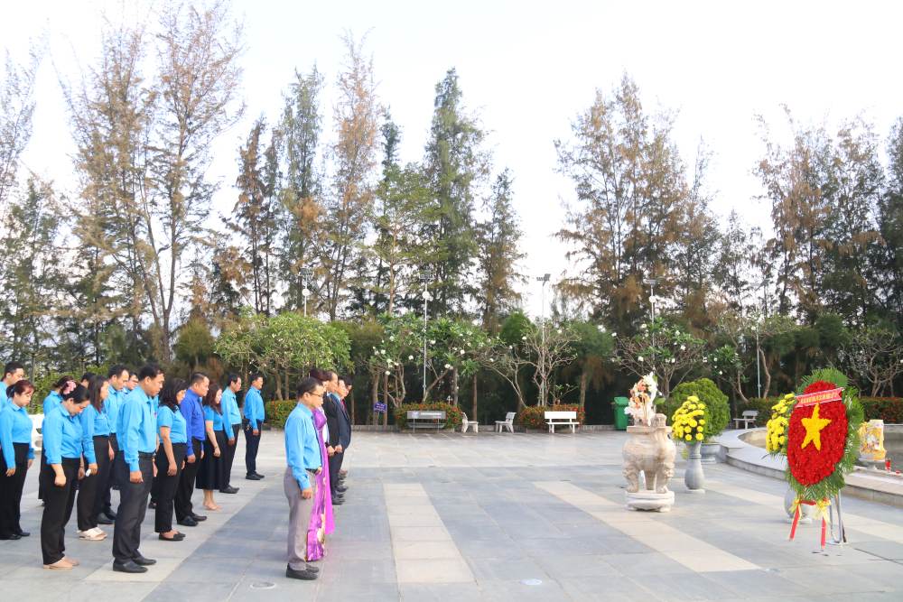 Các đại biểu tri ân các anh hùng, liệt sĩ hy sinh bảo vệ chủ quyền biển đảo tại Khu tưởng niệm chiến sĩ Gạc Ma. Ảnh: Phương Linh