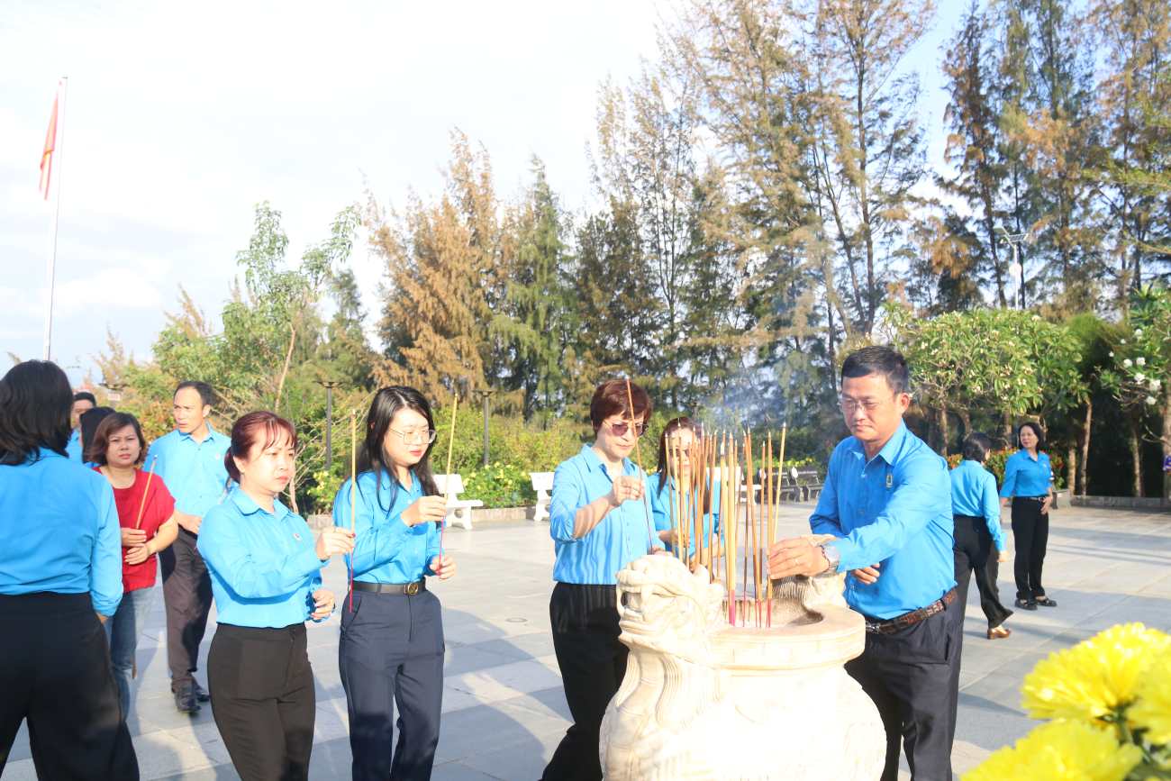 Với mỗi cán bộ công đoàn Khánh Hòa Khu tưởng niệm chiến sĩ Gạc Ma luôn là nơi để giáo dục lòng yêu nước, điểm hẹn truyền thống của đoàn viên, người lao động, tổ chức Công đoàn. Ảnh: Phương Linh