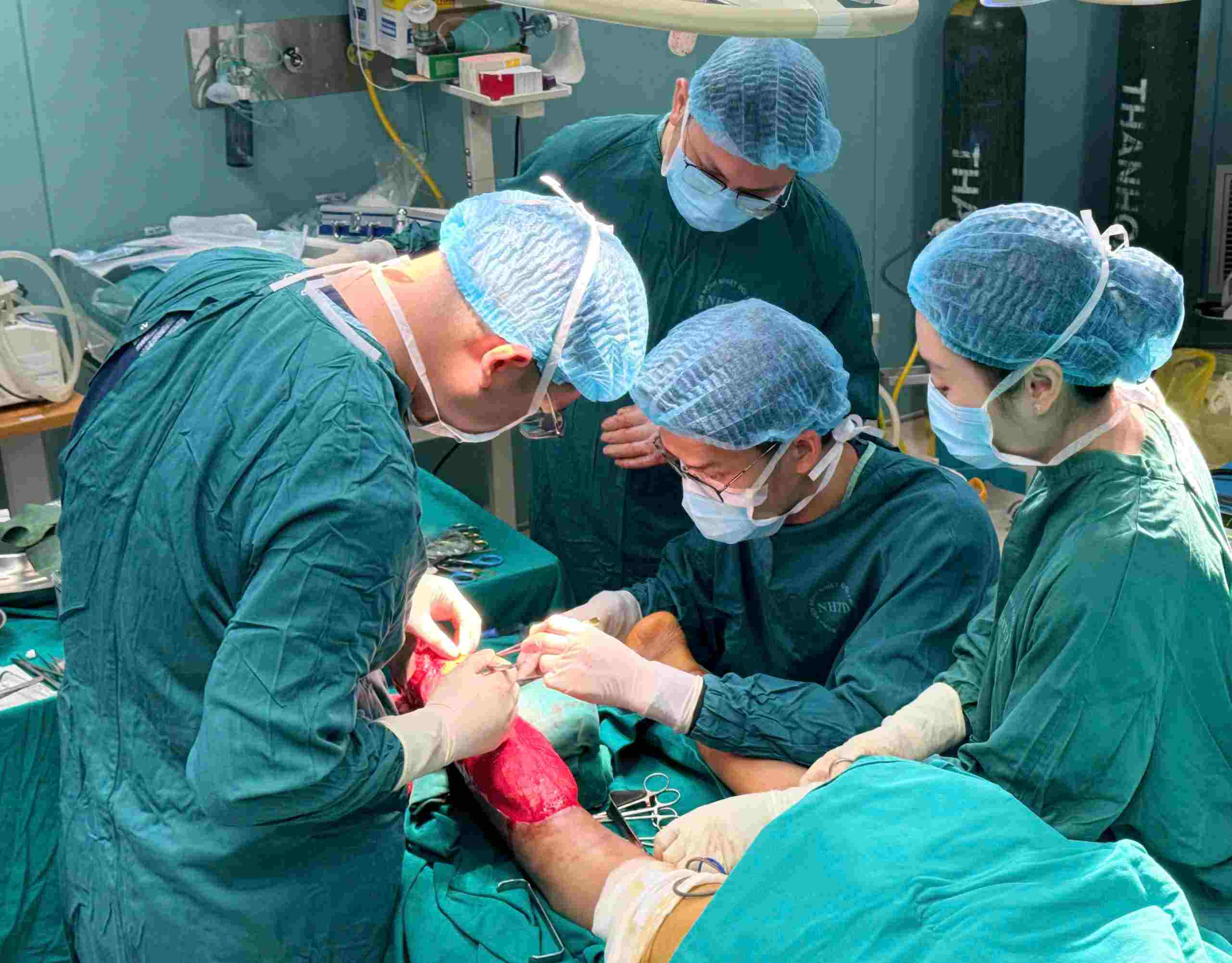 Doctors operate on a patient who almost lost his leg because of applying leaves to treat burns for a month. Photo: Thanh Dang