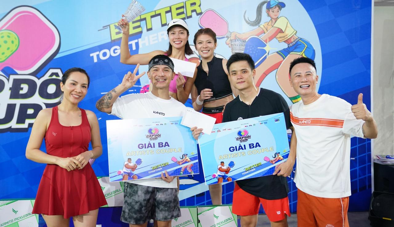 Artists Minh Dung, May May share the joy of victory. Photo: Organizing Committee.