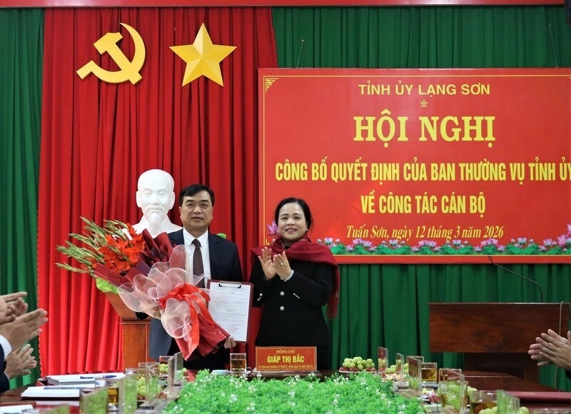 El Jefe del Comité de Organización del Comité Provincial del Partido entregó la decisión y entregó flores para felicitar al nuevo Secretario de la comuna de Tuấn Sơn. Foto: Phương Vy