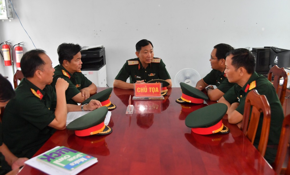 Thiếu tướng Huỳnh Chiến Công, Phó Tham mưu trưởng Quân khu kiểm tra trực tiếp công tác trực sẵn sàng chiến đấu bảo vệ an ninh, an toàn trước, trong và sau bầu cử tại Ban CHQS phường Rạch Giá. Ảnh: Phương Vũ