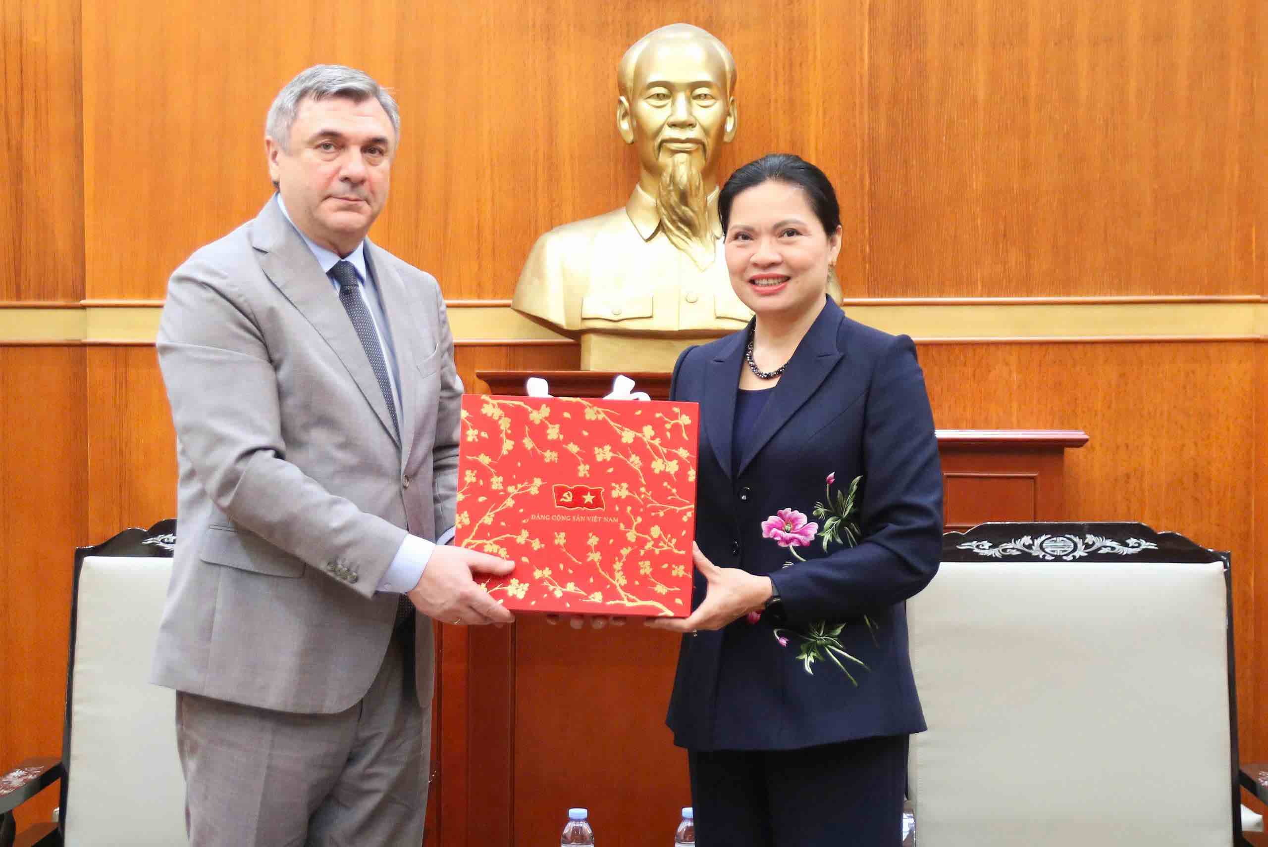 Bà Hà Thị Nga - Ủy viên Trung ương Đảng, Phó Chủ tịch - Tổng Thư ký Ủy ban Trung ương MTTQ Việt Nam tặng quà lưu niệm cho ông V.G. Kalganov - Phó Chủ tịch Ủy ban Đối ngoại thành phố Xanh Pê-téc-bua, Liên bang Nga. 