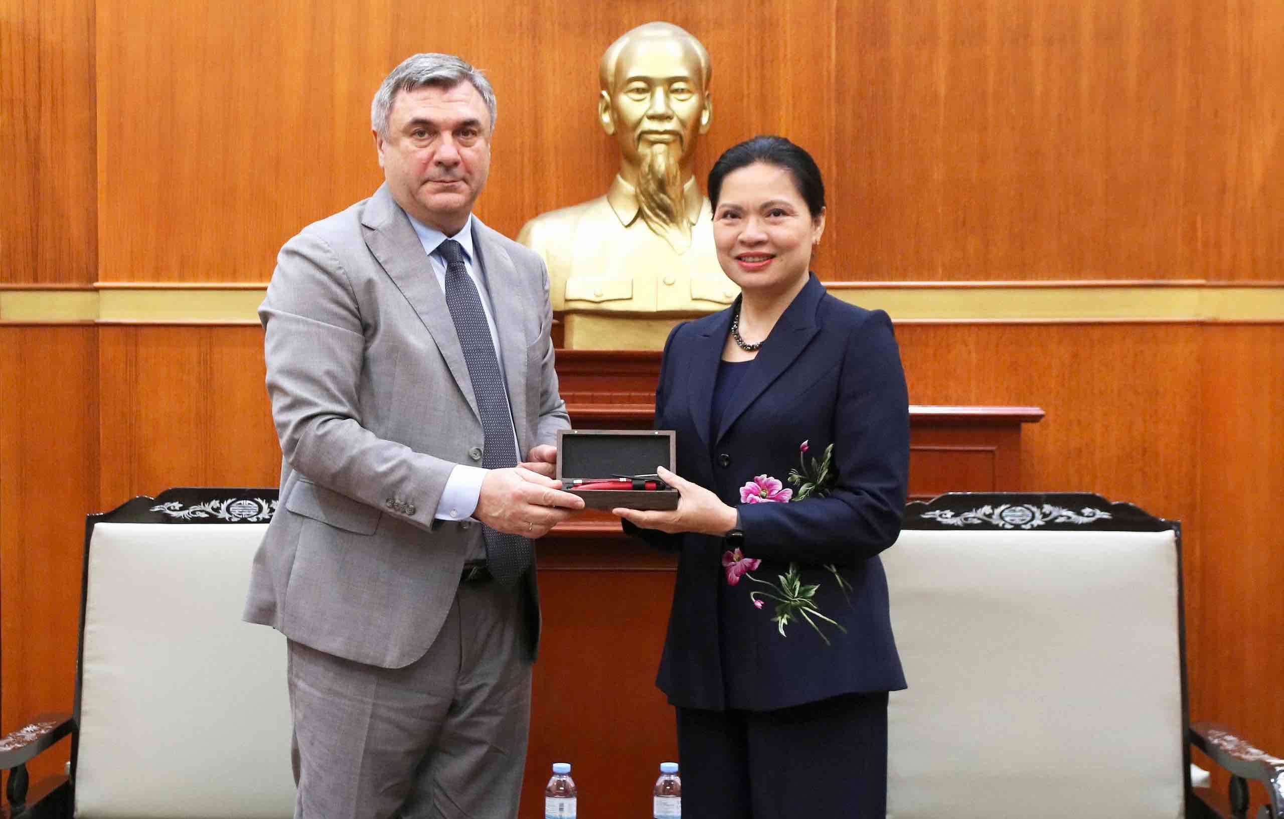Bà Hà Thị Nga - Ủy viên Trung ương Đảng, Phó Chủ tịch - Tổng Thư ký Ủy ban Trung ương MTTQ Việt Nam nhận quà lưu niệm từ ông V.G. Kalganov - Phó Chủ tịch Ủy ban Đối ngoại thành phố Xanh Pê-téc-bua, Liên bang Nga. 