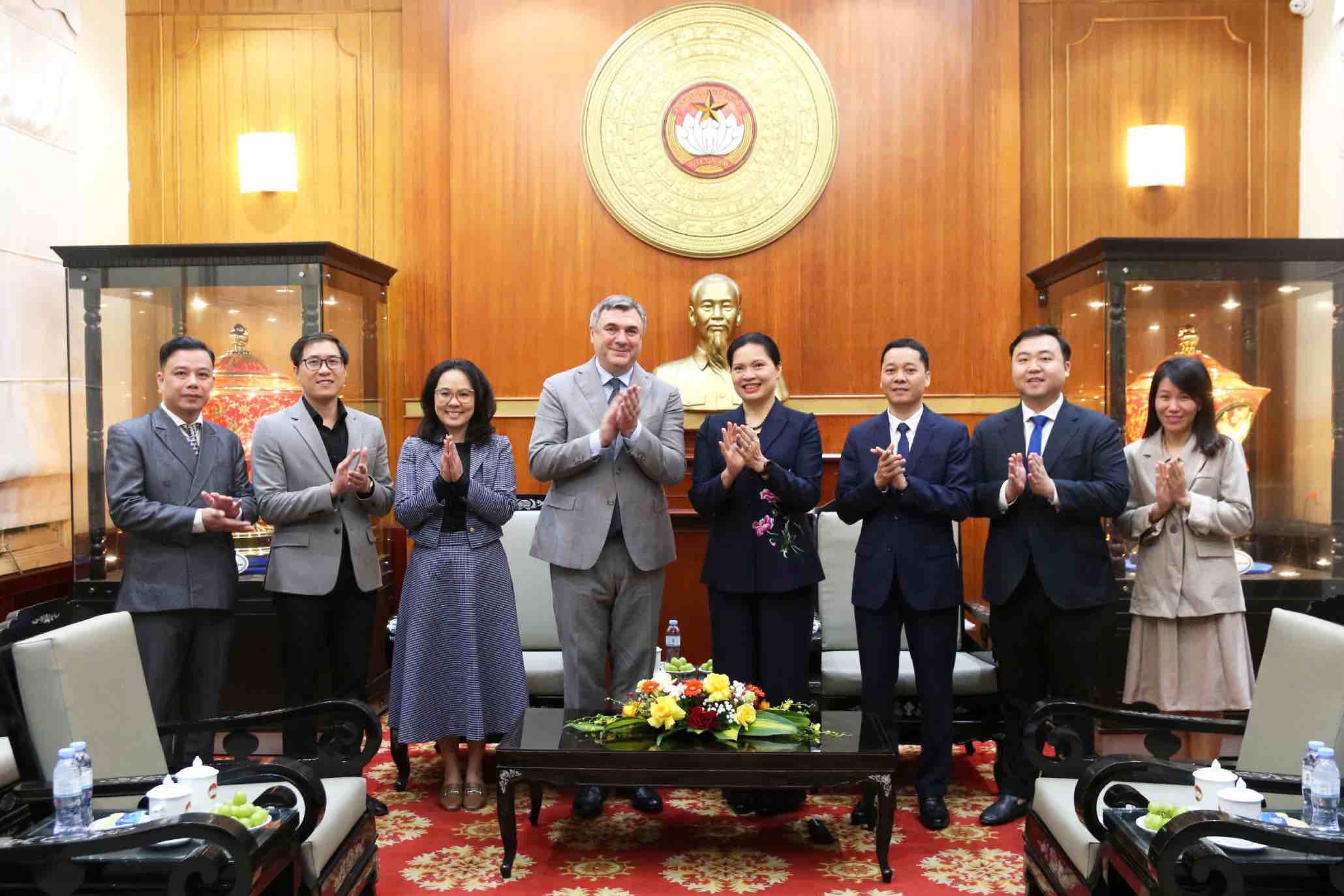 Bà Hà Thị Nga - Ủy viên Trung ương Đảng, Phó Chủ tịch - Tổng Thư ký Ủy ban Trung ương MTTQ Việt Nam chụp ảnh lưu niệm cùng ông V.G. Kalganov - Phó Chủ tịch Ủy ban Đối ngoại thành phố Xanh Pê-téc-bua, Liên bang Nga. 