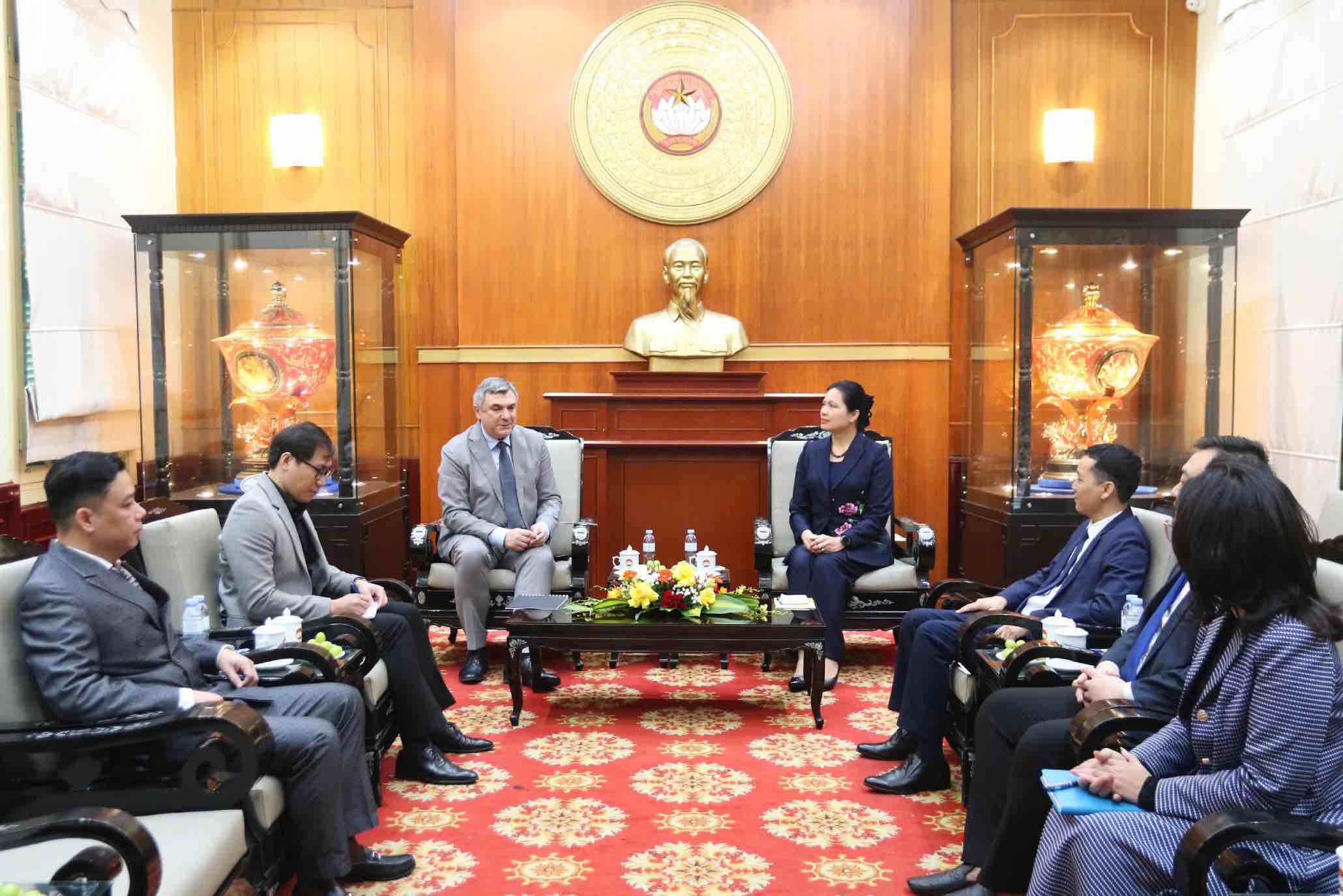 Bà Hà Thị Nga - Ủy viên Trung ương Đảng, Phó Chủ tịch - Tổng Thư ký Ủy ban Trung ương MTTQ Việt Nam thân mật tiếp ông V.G. Kalganov - Phó Chủ tịch Ủy ban Đối ngoại thành phố Xanh Pê-téc-bua, Liên bang Nga. Ảnh: Hương Diệp