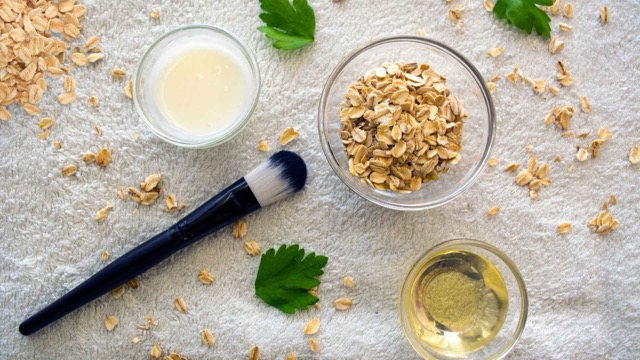 Oatmeal masks are suitable for sensitive skin, helping to beautify skin safely. Graphic photo: Huong Son