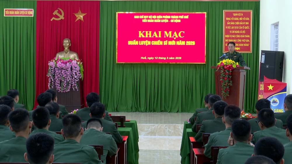 Hue City Border Guard trains new soldiers. Photo: Vo Tien