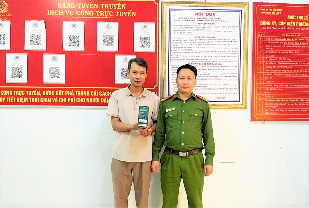 Bao Lam 3 Commune Police support Mr. Phat to return the amount of 200 million VND to the mistaken transferee. Photo: Police provided