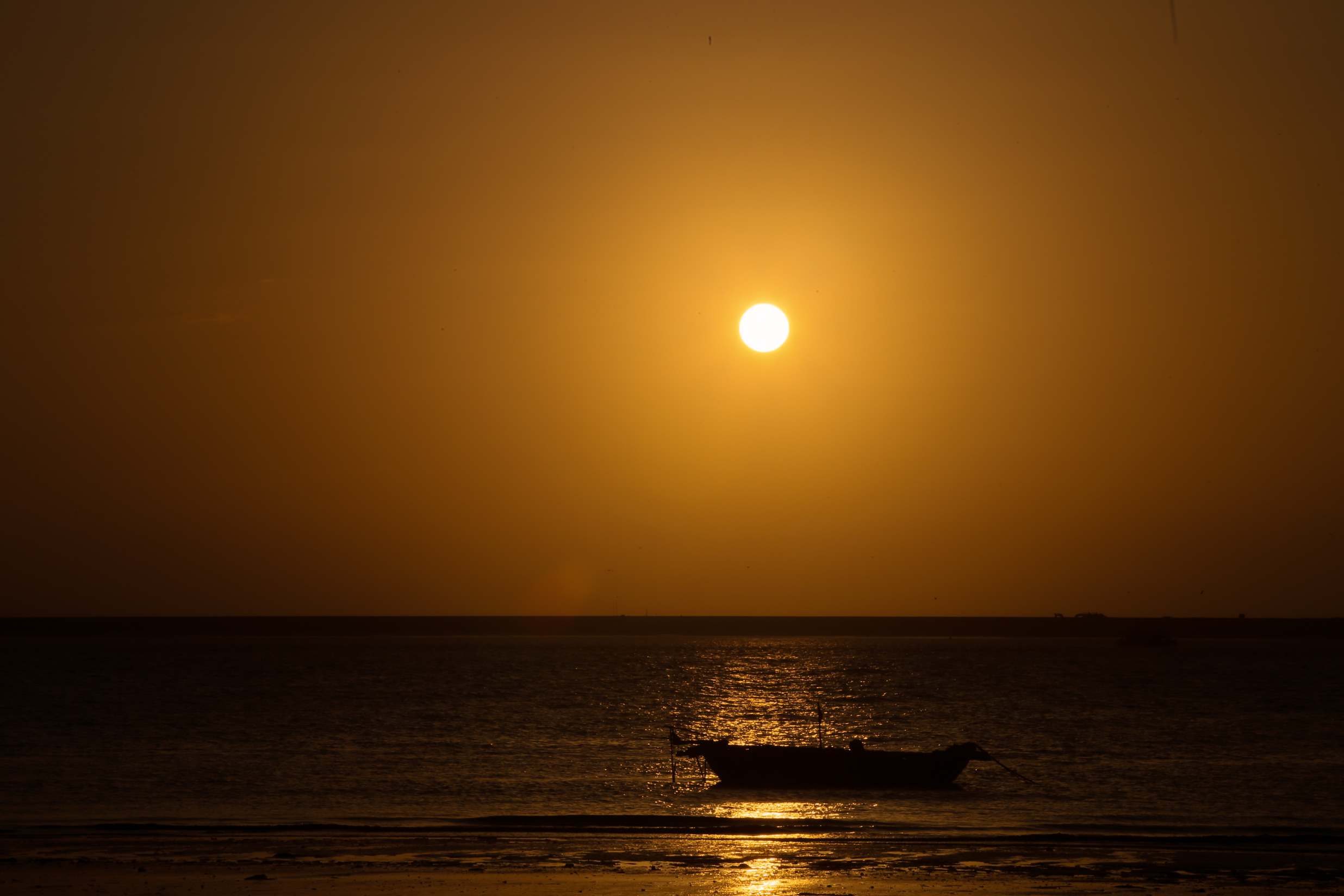 เมื่อดวงอาทิตย์ลับขอบฟ้าไปอย่างสมบูรณ์ ท้องฟ้าก็ค่อยๆ เปลี่ยนเป็นสีม่วงอ่อน และทะเลก็สงบลง อีกวันหนึ่งของหมู่บ้านชาวประมงกำลังจะสิ้นสุดลง แทนที่ด้วยความมืดมิดยามค่ำคืนและการออกทะเลครั้งต่อไป