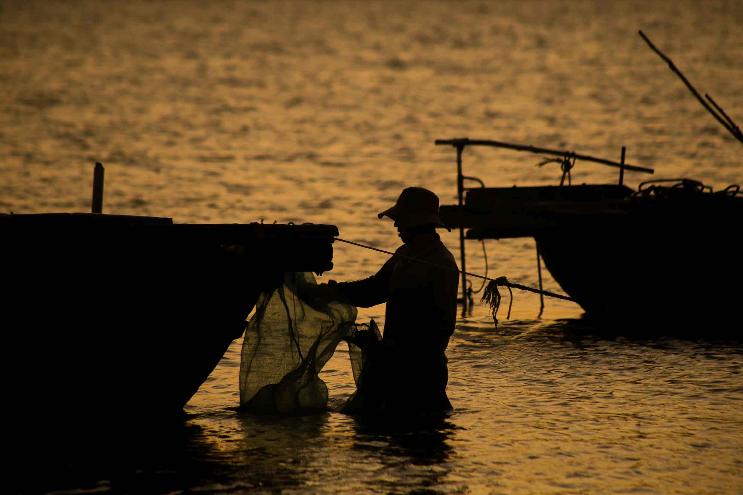 นายเหงียน วัน ฮวา ชาวประมงจากเกาะแคทไฮ เล่าว่า “ทุกบ่าย ทะเลจะสวยงามในแบบของตัวเองเสมอ หลังจากออกทะเลมาทั้งวัน เมื่อเรือกลับเข้าฝั่งและเราได้ชมพระอาทิตย์ค่อยๆ ตกดิน ทุกคนก็รู้สึกโล่งใจ สำหรับพวกเราชาวประมงแล้ว ช่วงเวลานั้นเป็นทั้งเวลาพักผ่อนหลังจากทำงานมาเหนื่อยๆ และเวลาเตรียมตัวสำหรับการออกไปหาปลาในครั้งต่อไป”