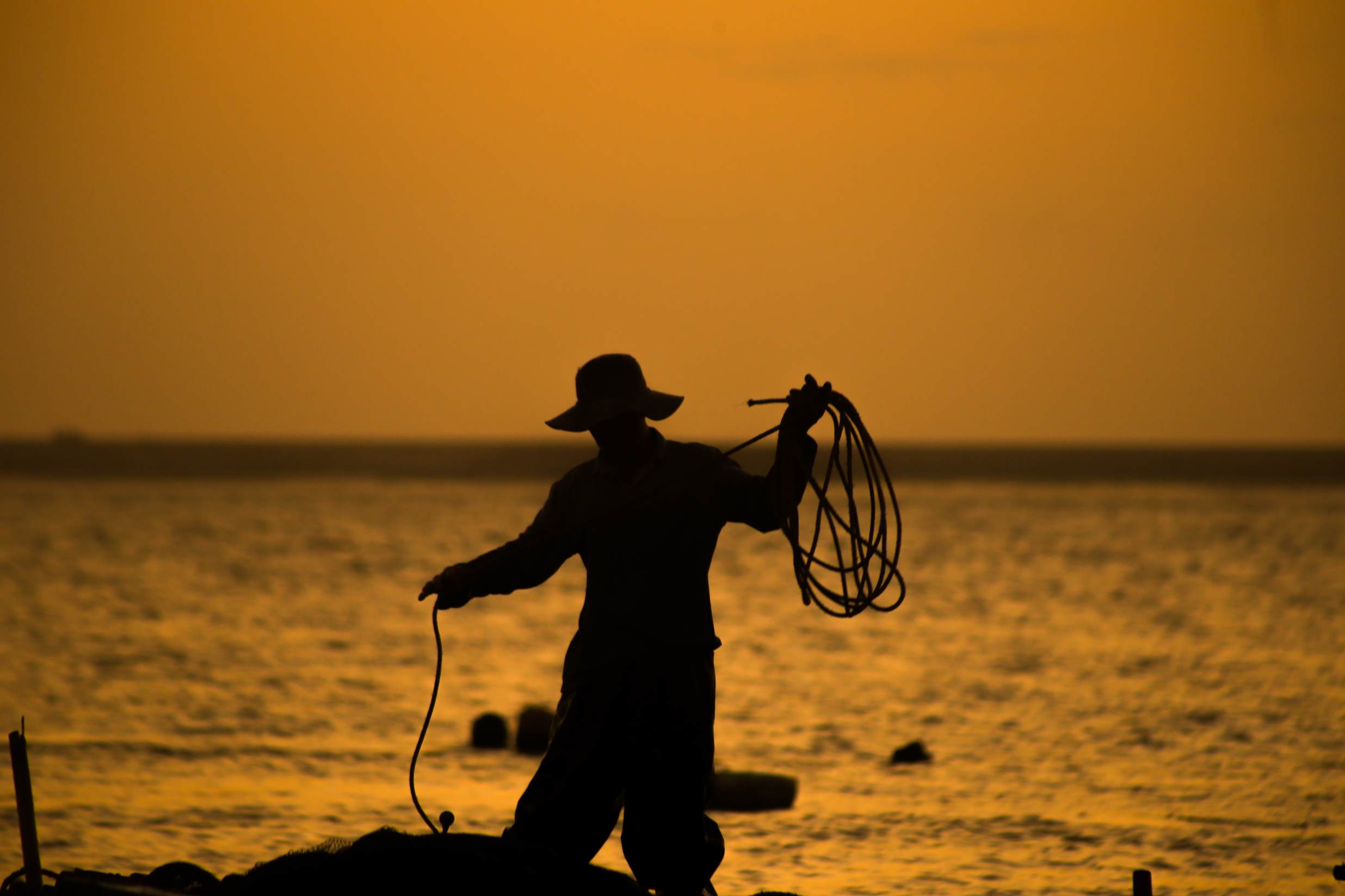 พระอาทิตย์ตกที่นี่ไม่วุ่นวายหรือมีเสียงดัง แต่กลับมีความงดงามสงบและไม่เร่งรีบ ความเรียบง่ายนี้เองที่สร้างเสน่ห์อันเป็นเอกลักษณ์ให้กับหาดแคทไฮ