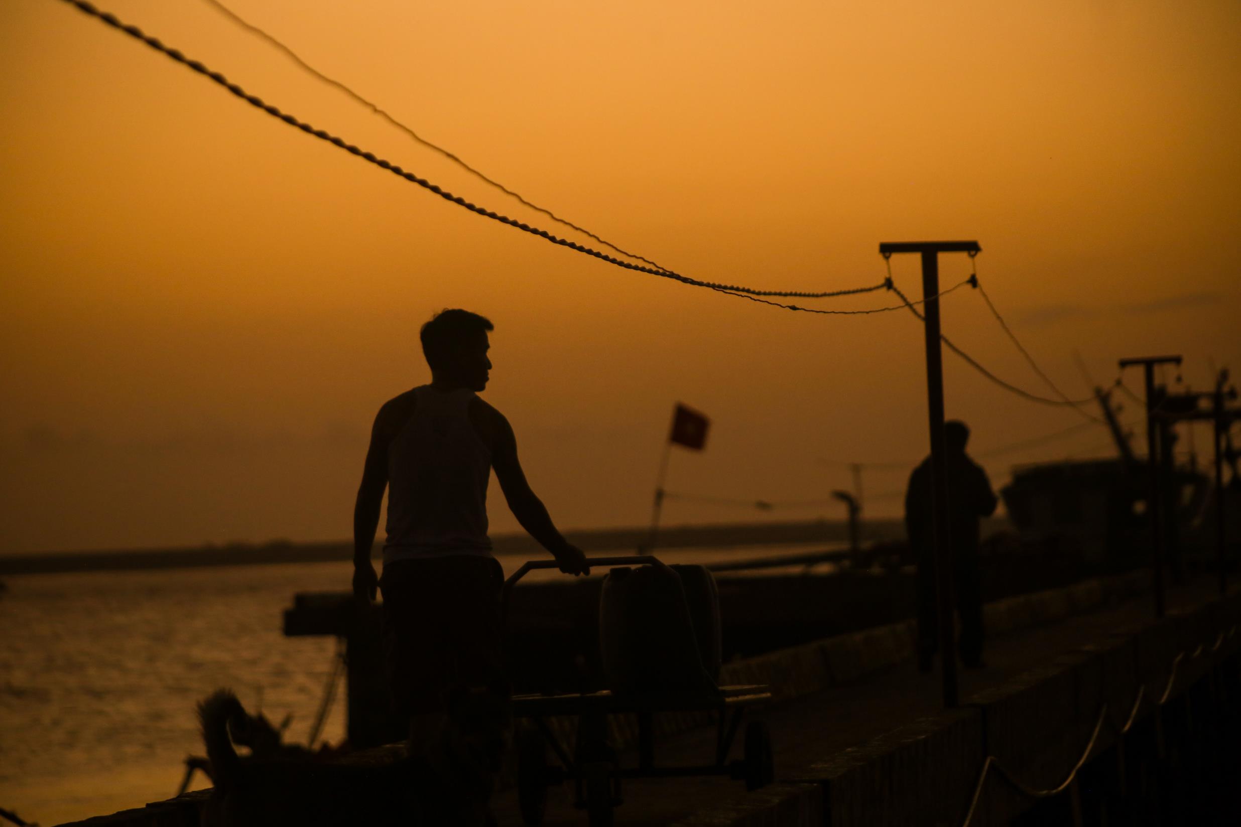 เมื่อการเดินทางทางทะเลอันยาวนานสิ้นสุดลง สายตาของชาวประมงก็หันกลับไปยังบ้านอันเป็นที่รัก ที่ซึ่งครอบครัวของเขารอเขาอยู่