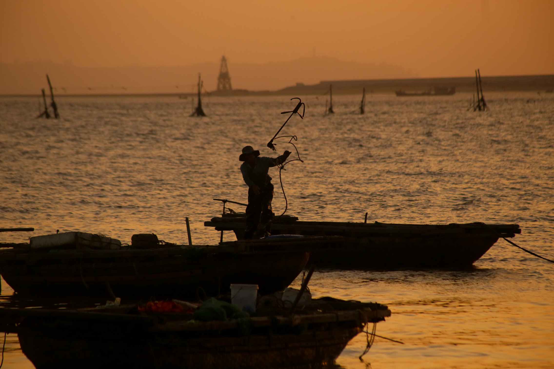ภาพชีวิตประจำวันเรียบง่ายของชาวประมงยามพลบค่ำ