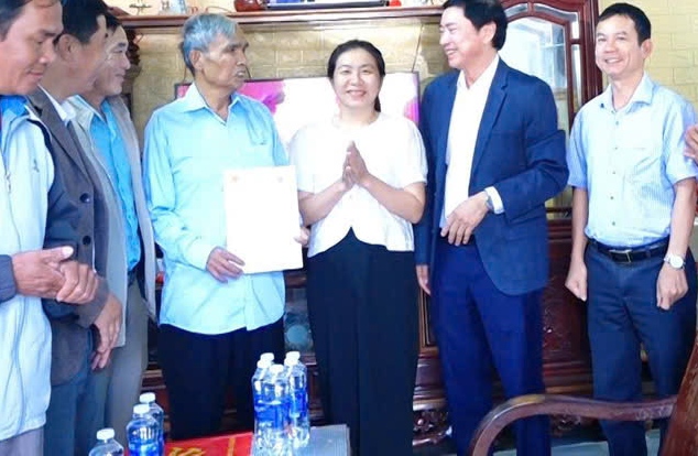 Officials of Thuan An commune went to the homes to hand over red books to people who have difficulty traveling. Photo: Phan Tuan