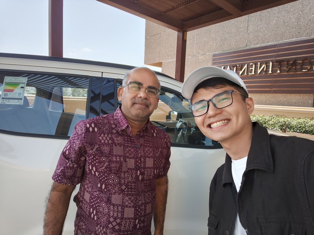 A kind driver in Muscat, Oman gave Duc a ride because he couldn't catch a taxi to support card payment. Photo: Duc Trinh