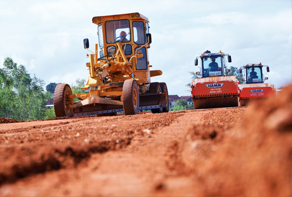 Construction vehicles for the Quy Nhon - Pleiku expressway project, the first section connecting to National Highway 19. Photo: Nguyen Hieu