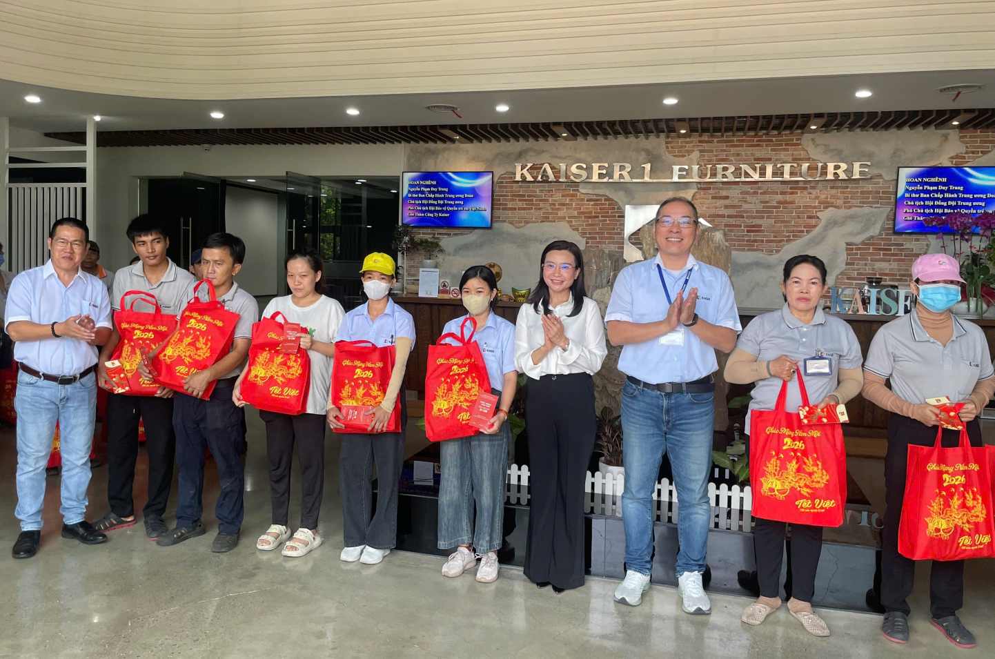 Đoàn đến thăm và trao quà cho 