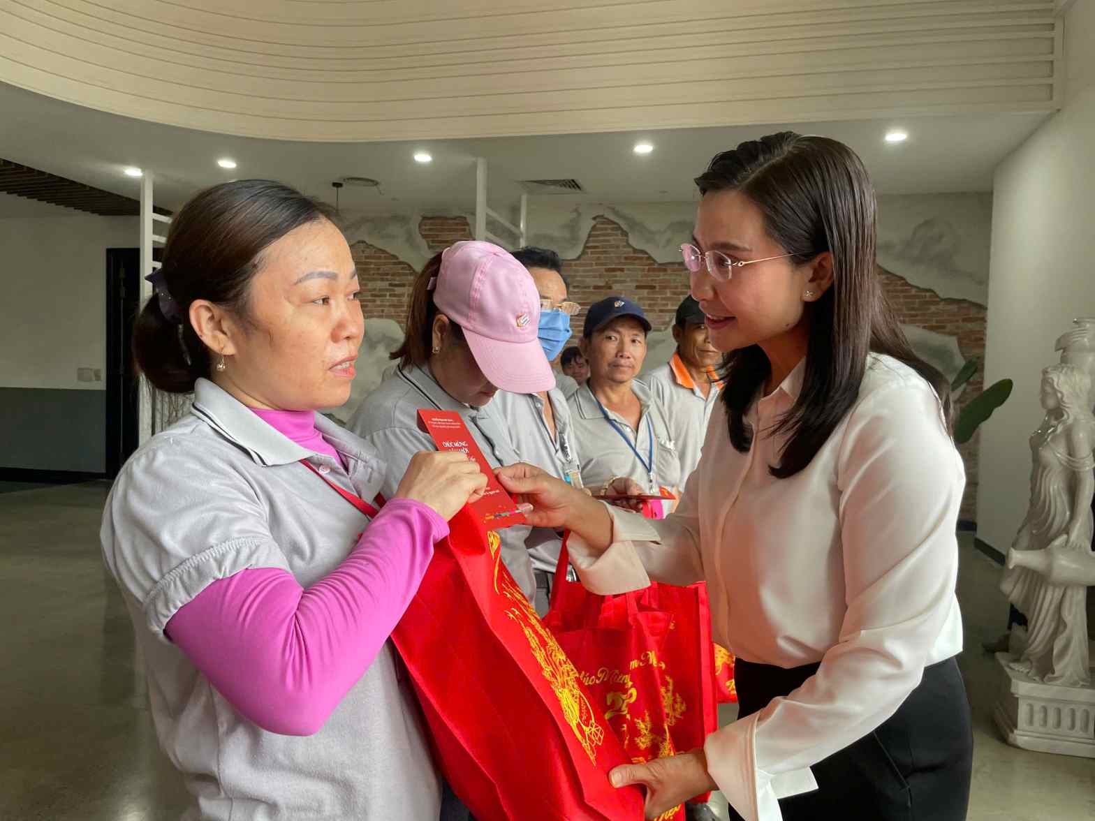 Ms. Nguyen Pham Duy Trang - Secretary of the Central Youth Union presents gifts to young workers in difficult circumstances in Ho Chi Minh City. Photo: Dinh Trong
