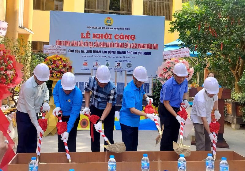 Representatives of units attending the groundbreaking ceremony of the project to upgrade, renovate, and repair historical relics about the workers' movement and trade union activities in Ho Chi Minh City. Photo: Duc Long