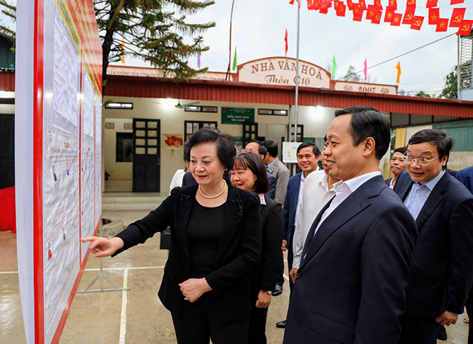 Phó Thủ tướng Phạm Thị Thanh Trà kiểm tra danh sách cử tri tại khu vực bỏ phiếu số 05 xã Thanh An, Điện Biên. Ảnh: UBND tỉnh Điện Biên