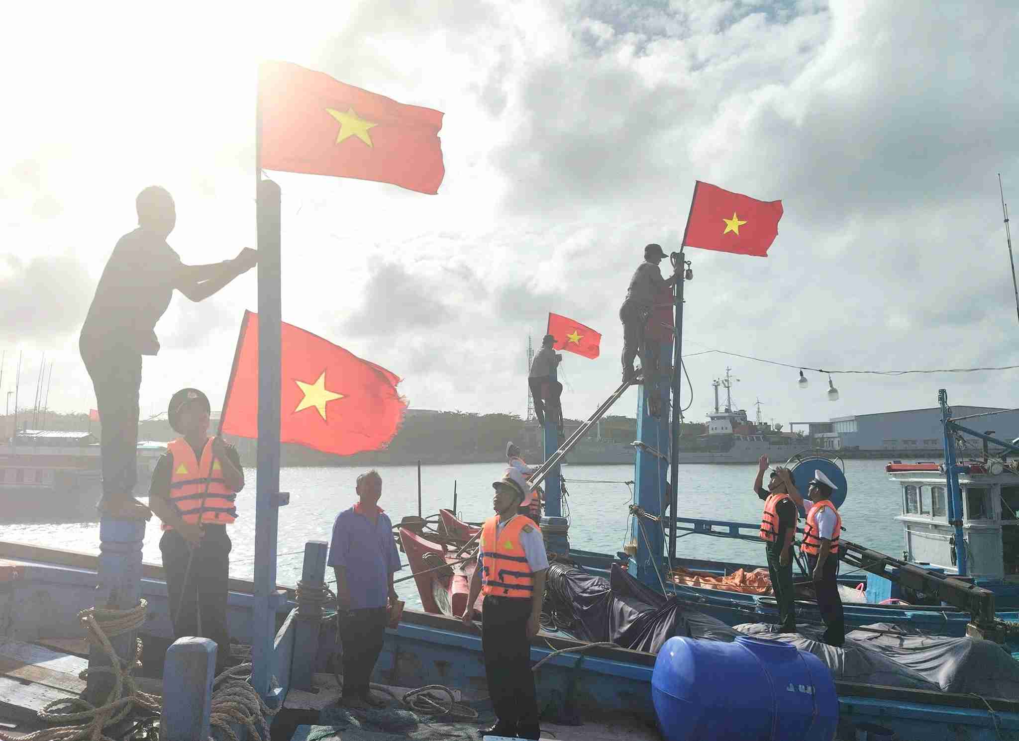 Border Guards mobilize fishermen to enter Truong Sa Lon island to participate in elections. Photo: Khanh Hoa Border Guard