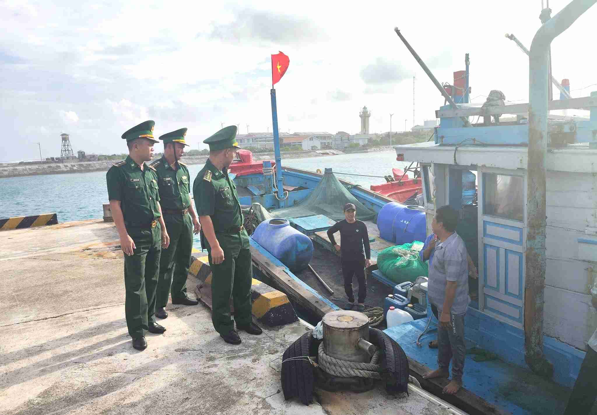 Bộ đội Biên phòng vận động ngư dân đang khai thác hải sản trên biển vào đảo Trường Sa Lớn tham gia bầu cử.  