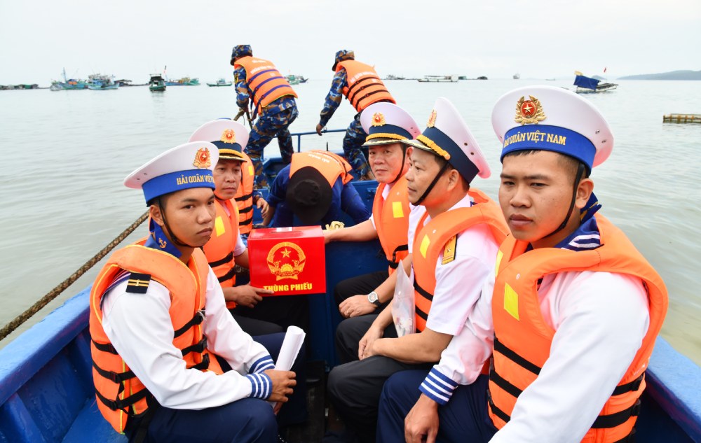 Đưa hòm phiếu phụ lên tàu để cán bộ, chiến sĩ thực hiện cuộc bầu cử. Ảnh: Mạnh Kiên