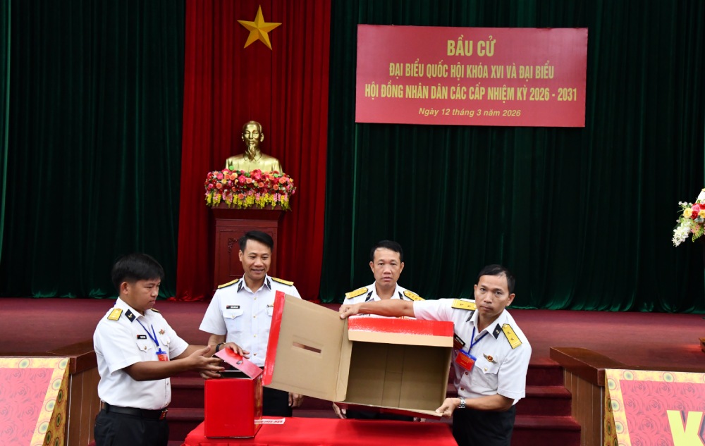 Cử tri khu vực bầu cử số 60 kiểm tra thùng phiếu trước khi tiến hành bầu cử. Ảnh: Mạnh Kiên