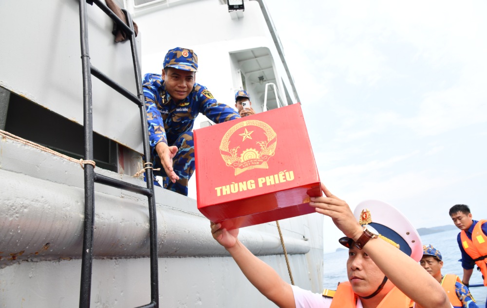Extra ballot boxes are put on the stationed ship of Brigade 127 (Command of Naval Region 5) to carry out the election. Photo: Manh Kien